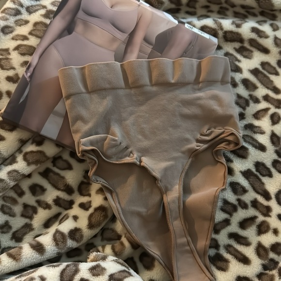 New 
Shaping Underwear
MID WAIST THONG‎ - Picture 10 of 10